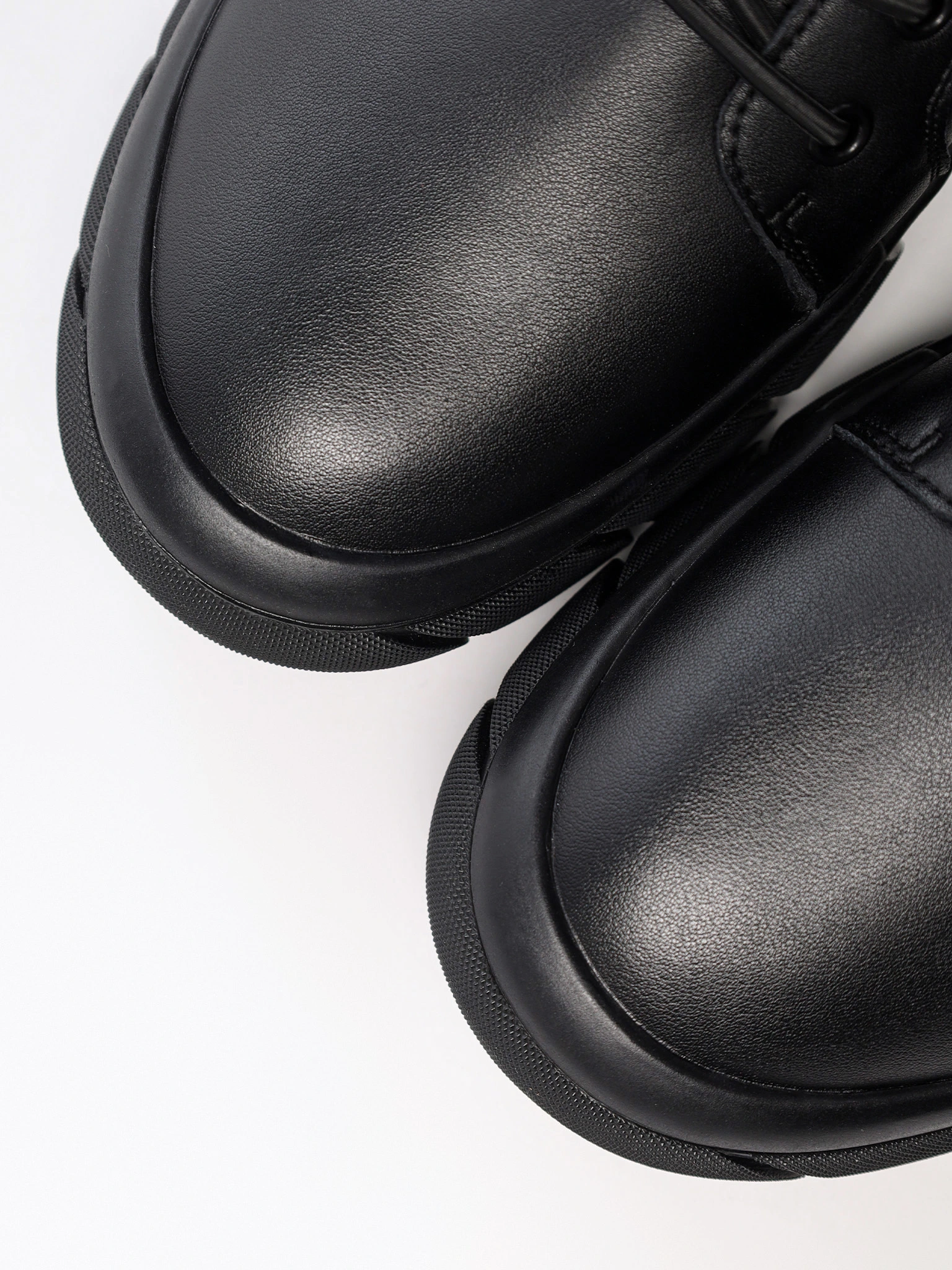 Ботинки черного цвета на средней платформе